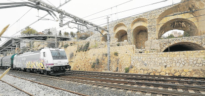 Los trenes de mercancías pasan junto a las paredes del Amfiteatre.