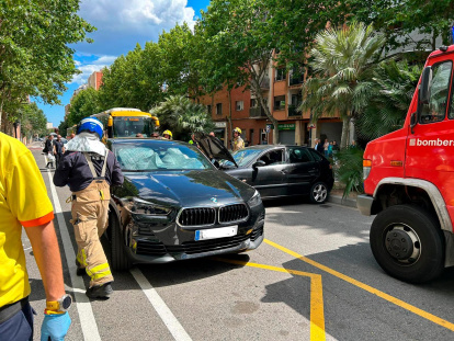 Los coches impedían la correcta circulación en la avenida.