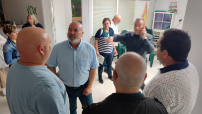 En el centro, el candidato de Vox por Tarragona, Francisco Javier Gómez