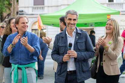 El alcaldable de Vox por Barcelona, Gonzalo de Oro (c), y el presidente de Vox Barcelona, Joan Garriga (i), durante el cierre de campaña en Barcelona.