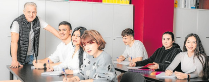Els docents que imparteixen els cursos de formació són professionals en actiu.