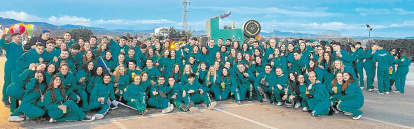 Els diferents membres de la comparsa que van aconseguir el primer premi amb el cotxe.