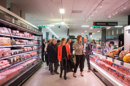 L’alcaldessa de Reus, Sandra Guaita, visitant el nou supermercat.