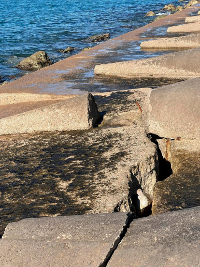 Una de las grietas del espigón.