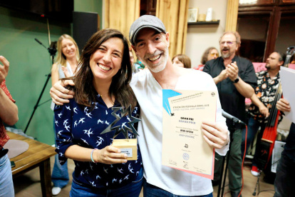 Mei Samarra y Eduardo Telletxea tras recibir el premio al mejor espectáculo en Serbia.