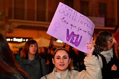 Una asistente a la manifestación, que transitó por el centro de Reus este sábado.