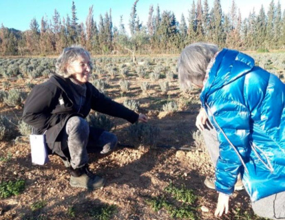 Les germanes a la finca que han recuperat.
