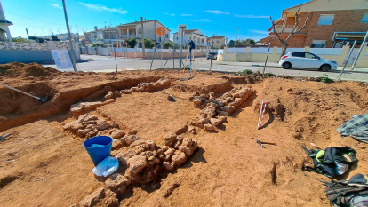 Han aparecido muros y restos cerámicos.