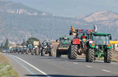 Tractores en la C-12, entre García y Móra la Nova.