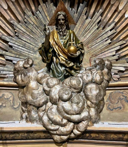 La imagen del Padre Eterno corona el baldaquino.