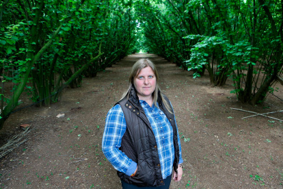 Ester Gomis junto a su terreno, en el Tarragonès.