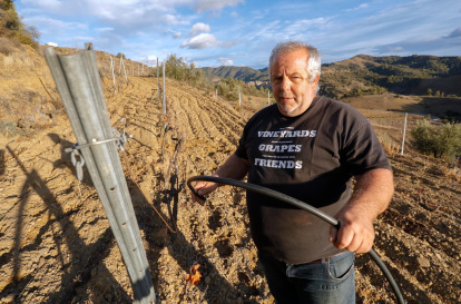 Jordi Aixalà en su huerto, ubicado en Torroja del Priorat.