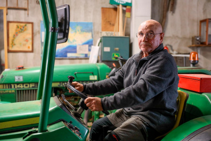 Joan Figueras, junto a su tractor, en el almacén de su terreno, ubicado en El Morell.