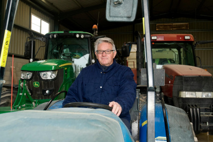 Rafel Verdiell montado en uno de los tractores con los que trabaja en el campo.