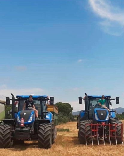 Josep y Sergi Llorach, en sus tractores.