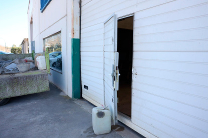 La puerta forzada con una pata de cabra.
