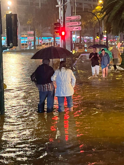 Valientes paseando por la calle en Salou este viernes.