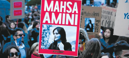 2. Mural en Milán, creado por AleXsandro Palombo frente al consulado iraní. Muestra  a Marge Simpson cortándose su icónico cabello en solidaridad con Mahsa. El gesto  se repitió en todo el mundo.