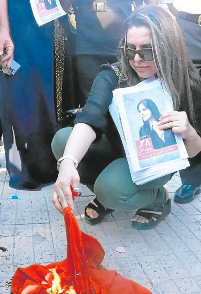 Una mujer prende fuego a un velo en un parque de la ciudad kurda iraquí de Sulaimaniya. Mahsa Amini era de nacionalidad kurda.
