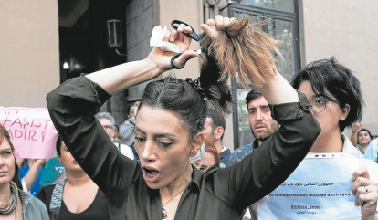 Nasibe Samsaei, una iraní residente en Turquía, se corta la coleta durante una protesta frente al consulado iraní en Estambul.