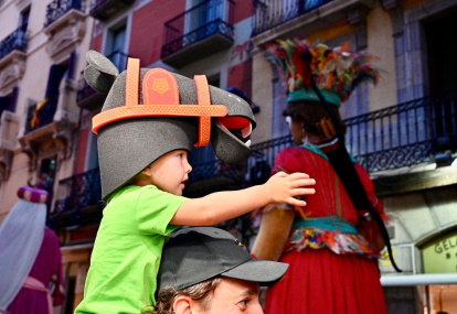 Un nen amb el cap de la Mulassa.
