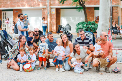 Un grup de famílies mirant el Seguici Festiu al passeig de Misericòrdia.