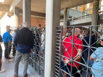 el tanatorio se ha quedado pequeño en el funeral de Santi Coch.