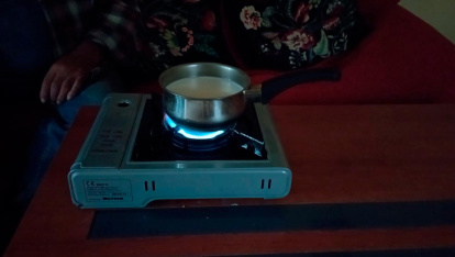 Algunos han recurrido a hornillos de gas para calentar los alimentos mientras volvía la electricidad.