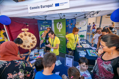 Familias participando de los talleres en la edición 2023.