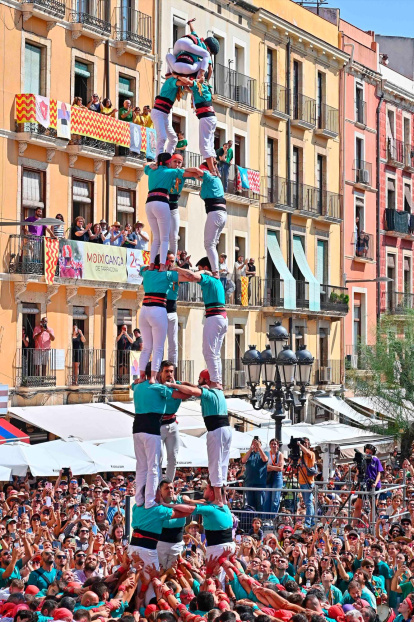 Els Castellers de Sant Pere i Sant Pau han descarregat el 3d8.