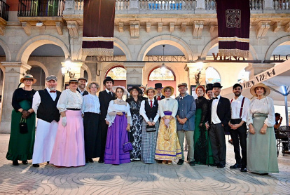 Algunas autoridades vestidas de época, asistentes a la inauguración de este tarde de la Festa Modernista, que arrancará este fin de semana.
