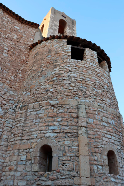 Las piedras labradas pasan desapercibidas en la torre.