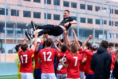 Celebración del ascenso y manteo a Àlex Accensi.