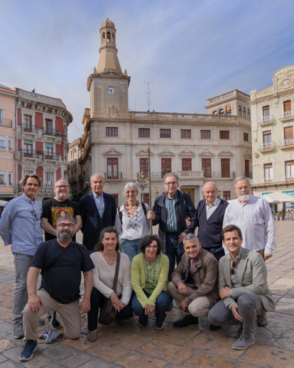 Els 12 membres que conformen la confraria en l’actualitat, a la Plaça Mercadal.