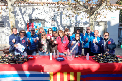 Las peñas del Barça y del Espanyol de Cambrils se han unido de nuevo para celebrar el tradicional vermut solidario.