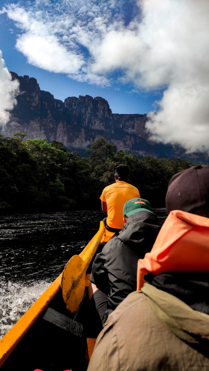 Navegación por el río Carrao con el Tepuy Roraima de fondo.