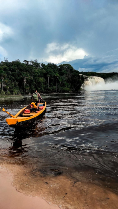 Lago Canaima con el Salto del Hacha.