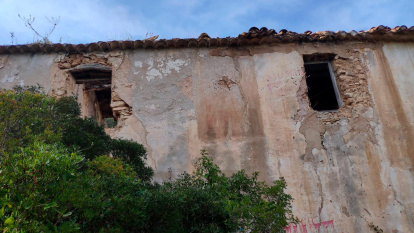 La fachada principal con el reloj de sol.