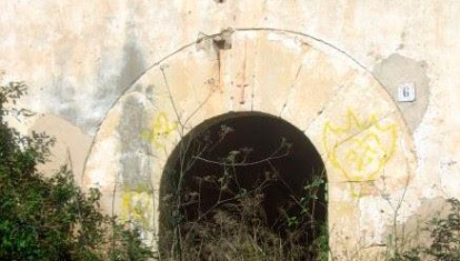 Sobre el arco de entrada había esculpido una espada.