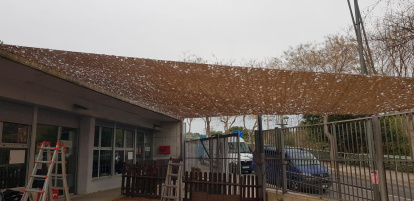 La guardería de l’Arrabassada también cuenta ahora con un toldo para paliar las temperaturas en los meses más calurosos.