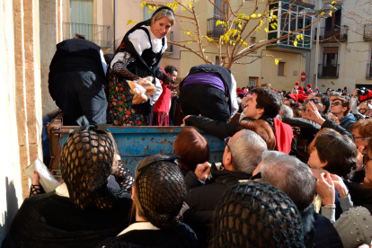 Després de la Missa Major, s’han venut els panets beneïts a fora la plaça.
