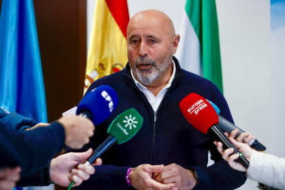 El alcalde de Montellano (Sevilla), Curro Gil Málaga, ofrece declaraciones a los medios en la localidad.