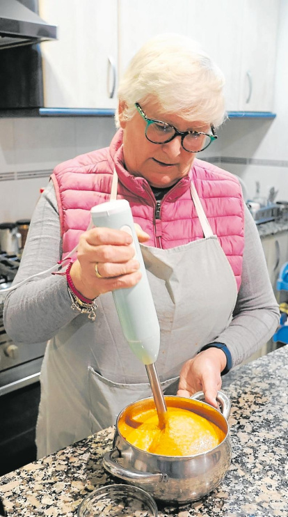 Andrea Cabrera elaborant la seva salsa de calçots.