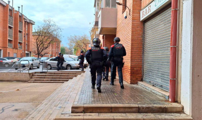 Agentes de los Mossos tomando posiciones en el conflicto de Mas Pellicer.