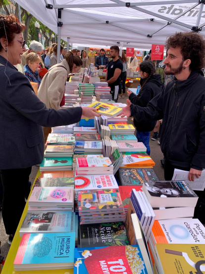 Venta de libros en la rambla.