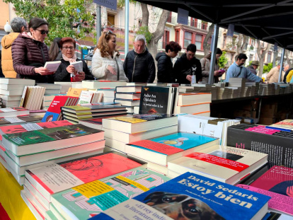 Gente ojeando libros.
