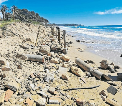 Cañerías y todo tipo de materiales han salido en la Llarga.
