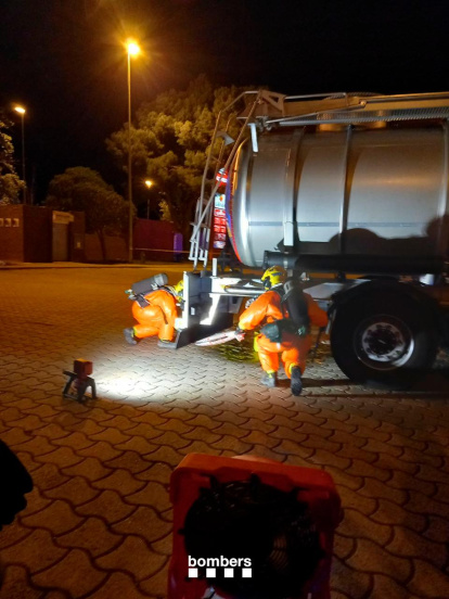 Controlada una fuga de ácido clorhídrico que transportaba un camión en la AP-2