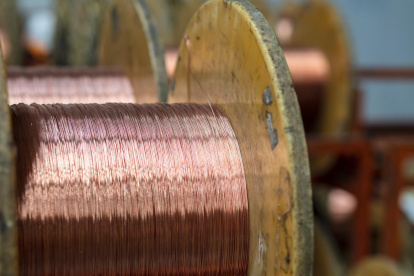 Una bobina de cable de cobre.