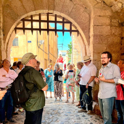 A la derecha, el historiador Francesc Marco-Palau, bisobrino del pintor cubista, durante la ruta literaria el año pasado.